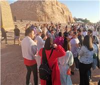 بحضور الآلاف.. الشمس تتعامد على وجه تمثال الملك رمسيس في أبو سمبل | صور