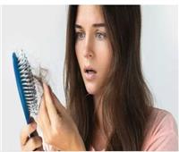 أخصائية أمراض جلدية توضح العلاقة بين تساقط الشعر والتوتر