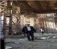 رئيس حي بولاق الدكرور يتفقد موقع سقوط سقالة طائرة بجوار مترو فيصل| صور