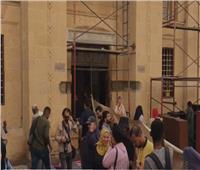 توافد المصلين على مسجد السيدة زينب لصلاة الجنازة على فريد الديب| فيديو 