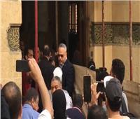تامر عبد المنعم يستقبل تعازي والد زوجته فريد الديب من مسجد السيدة زينب| فيديو