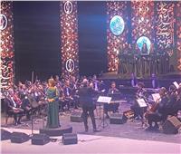 عفاف راضي تبدأ حفل مهرجان الموسيقى العربية بأغنية «سلم سلم»