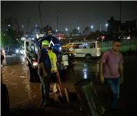 بالصور| تكثيف أعمال شفط الأمطار ورفع تجمعات المياه ليلاً من شوارع «بشتيل»