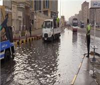 جهود مكثفة لرجال الشرطة لمساعدة المواطنين خلال الطقس السيئ| صور 