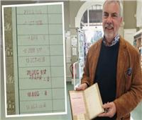 بعد 84 عامًا..  رجل يعيد كتابا متأخرا للمكتبة ويدفع غرامة لجده |صور