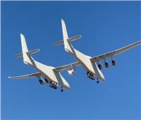 أكبر طائرة بالعالم تحلق بمركبة «تالون» الأسرع من الصوت| فيديو