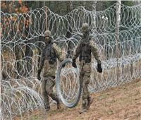 الجيش البولندي يشارك في بناء سياج من الأسلاك على الحدود مع روسيا