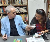 الأمير أباظة يهدي نسخة من إصدارات مهرجان الإسكندرية لمكتبة الثقافة السينمائية