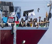 إيطاليا توافق على استقبال الأطفال والمرضى من سفينة مهاجرين عالقة في البحر