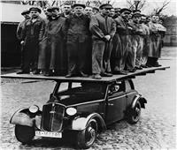 30 رجل أعلى سيارة.. قصة صورة لإثبات كفاءة «الماكينات الألمانية»