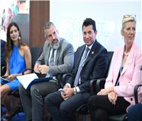 وزير الرياضة يشهد جلسة "الشباب والمناخ" بجناح اليونيسيف