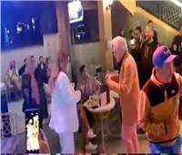 رقصة «سالسا» تجمع حسين فهمي ونهال عنبر في «عودة البارون»| فيديو