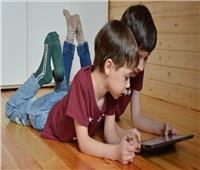 دراسة: وقت الشاشة يقلل مهارات الطفل اللغوية