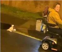 امرأة تشعل مواقع التواصل الاجتماعي بعد جر كلب على الطريق بدراجتها البخارية