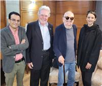 حسين فهمي يستقبل المخرج الكبير «بيلا تار» في المطار