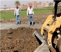 إزالة أعمال بناء على أرض زراعية بقرية علوان في أسيوط