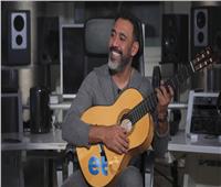 الخميس| عمرو مصطفى يكشف كواليس أغانيه الأخيرة في «عيش سعيد»