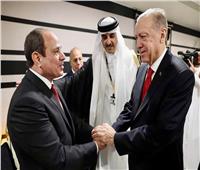 الرئيس السيسي يصافح نظيره التركي في الدوحة.. التوافق على بداية تطوير علاقات ثنائية