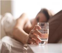 تحذير من شرب الماء بكثرة قبل النوم.. فما السر؟