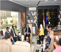 محافظ أسوان يلتقي بوفد وزارة التنمية المحلية لاستعراض مشروعات الدعم الفني