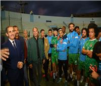 محافظ الغربية يجتمع مع المدير الفني لفريق غزل المحلة قبل مباراة الأهلي 