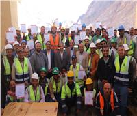 تسليم 140 وثيقة تأمين للعمالة غير المنتظمة بمشروع التجلي الأعظم بجنوب سيناء