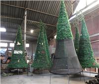 لأول مرة| القاهرة تصنع شجرة الكريسماس وتوزعها بالميادين العامة استعدادا لأعياد الميلاد
