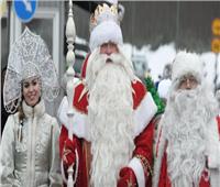 «بابا نويل».. يوزع مداليات على النواب اللبنانيون