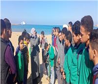 طلاب مدارس الجمرك يشاركون في تنظيف شاطئ سيد درويش بالإسكندرية |صور 