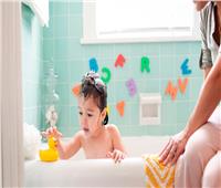 كيف تُجنبين طفلك عادات الاستحمام الخطرة؟