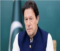 رئيس وزراء باكستان السابق يلوح بحل مجلسين محليين لإجراء انتخابات مبكرة