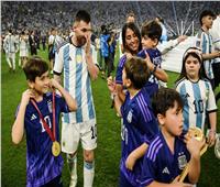 ميسي يبكي مع والدته احتفالا بفوز الأرجنتين بلقب مونديال قطر 