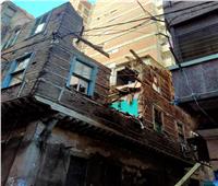 انهيار جزئي لعقار في حي الجمرك بالإسكندرية| صور
