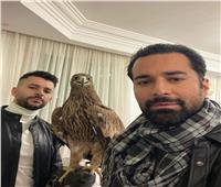 أحمد حاتم يستضيف رامز أمير بصحبة طائر العقاب "رهبة"