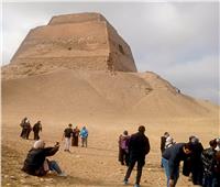 فوج سياحي من دول عربية وأوروبية يزور المعالم الآثرية ببني سويف