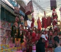 «سكندريون» يتزاحمون على سوق المنشية لشراء أشجار وزينة عيد الميلاد