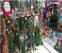 المحلات والأسواق تستعد لاستقبال العام الجديد بـ «شجر الكريسماس وبابا نويل»