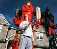 بالصور| رجل يفاجئ زوجته وأطفاله بصنع ربورتات طولها 18 قدماً من المخلفات