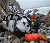 بأعجوبة.. إنقاذ أسرة بعد سقوط سيارتهم من فوق منحدر بشمال كاليفورنيا