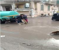 محافظ الغربية يُتابع جهود رفع مياه الأمطار من شوارع السنطة وبسيون وكفر الزيات