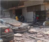 تحطم سيارتين بسبب انهيار جزئي لعقار في الإسكندرية | صور