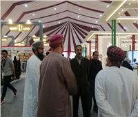 السفير العماني بالقاهرة يزور المعرض العربي للأسر المنتجة «بيت العرب»