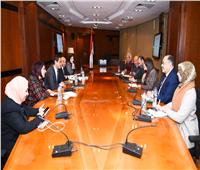 وزيرة الهجرة تعقد اجتماعًا مع رئيس قطاع الاستثمار ببنك مصر 
