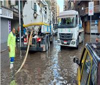 لمواجهة النوة.. استمرار حال الطوارئ لرفع مياه الأمطار بالإسكندرية| صور