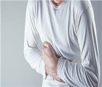 4 أسباب للألم الحاد تحت القفص الصدري الأيسر.. تعرف عليها
