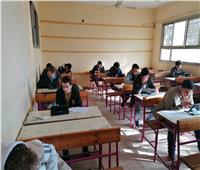 طلاب الأول والثاني الثانوي يبدأون امتحان الفلسفة والمنطق إلكترونيًا
