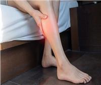 3 علامات تحذيرية تشير إلى أن ألم ساقك ناتج عن تراكم الكوليسترول 