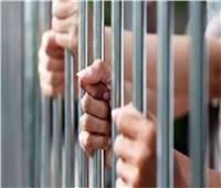 حبس 25 عاطلاً بتهمة حيازة مواد مخدرة وأسلحة نارية بالقليوبية 