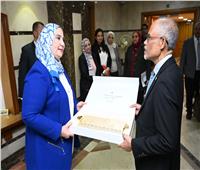 «القباج» تستقبل وزير التنمية الاجتماعية والأسرة بجمهورية سنغافورة