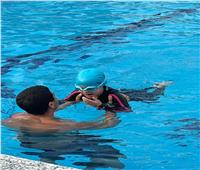 وزير الشباب والرياضة يحقق أمنية الطفلة تاليا بطلة "قادرون باختلاف" بالتدرب على السباحة 